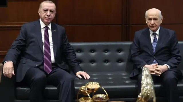 AK Parti seçim kanunuyla ilgili taslak çalışmasını MHP'ye götürüyor: Baraj yüzde 5'e inecek, milletvekili transferi tarih olacak AK Parti seçim kanunuyla ilgili taslak çalışmasını MHP'ye götürüyor: Baraj yüzde 5'e inecek, milletvekili transferi tarih olacak