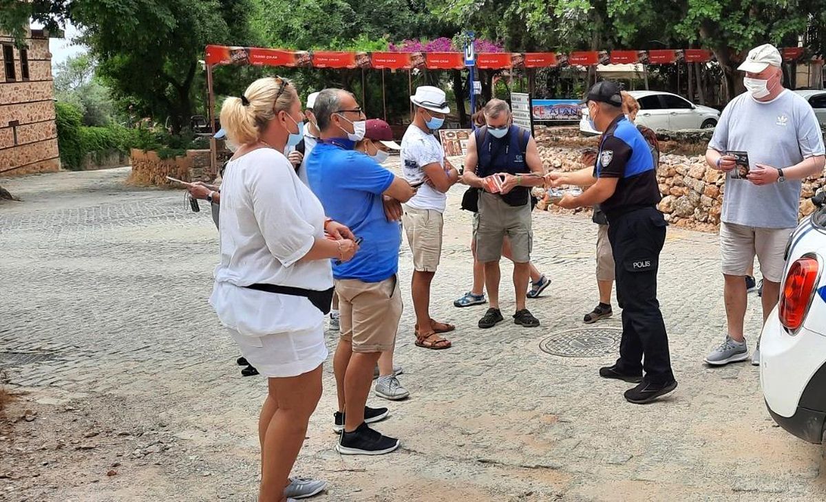 Alanya polisi turistlere harita dağıttı