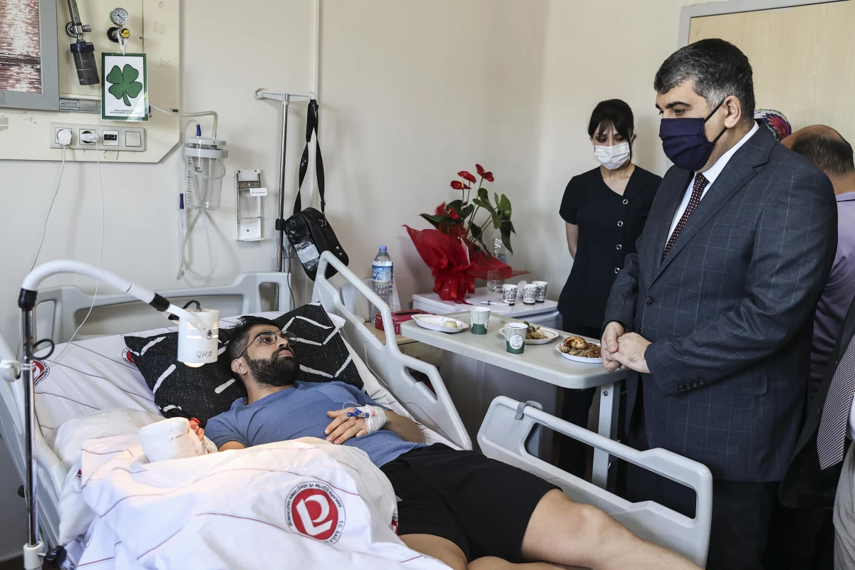 Ankara İl Sağlık Müdürü Gülüm, hastanın bıçaklı saldırısına uğrayan doktoru hastanede ziyaret etti Açıklaması