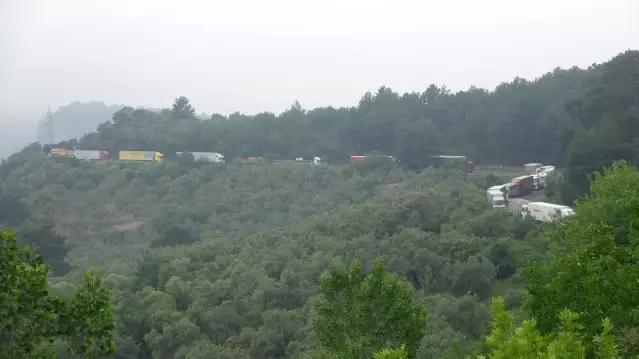 Arızalanan tır nedeniyle Çanakkale-İzmir yolu trafiğe kapandı