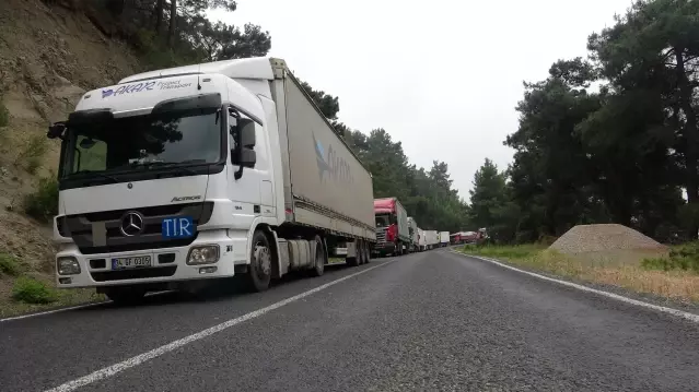 Arızalanan tır nedeniyle Çanakkale-İzmir yolu trafiğe kapandı