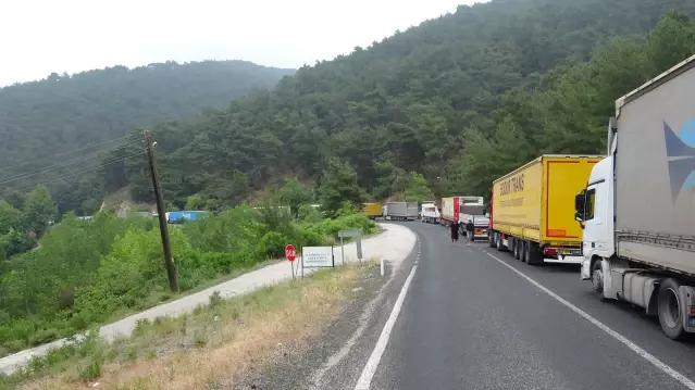 Arızalanan tır nedeniyle Çanakkale-İzmir yolu trafiğe kapandı