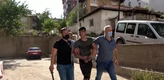 Arkadaşıyla kavga eden alkollü şahıs balkondan sarktı, ekiplere direndi