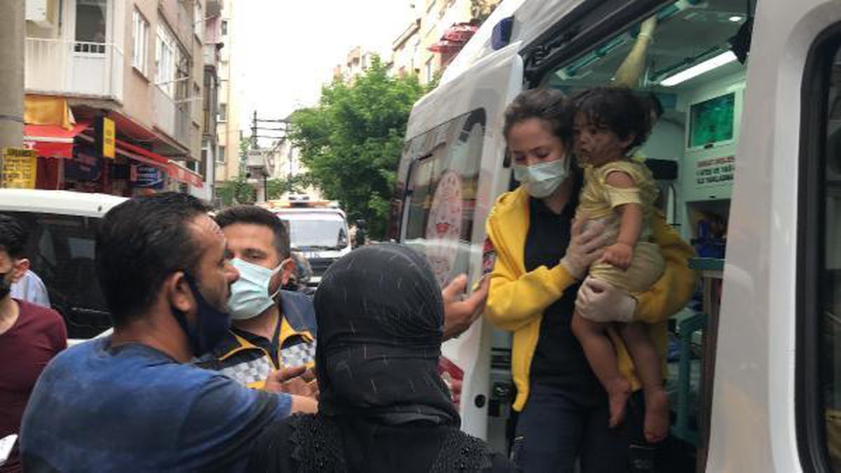 Son dakika haberi... Bursa\'da ev yangını; 1\'i çocuk 4 kişi dumandan etkilendi