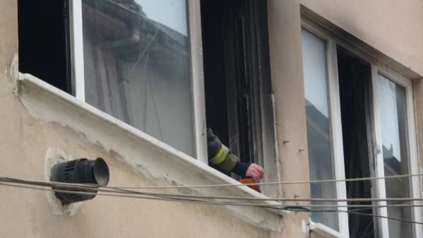 Son dakika haberi... Bursa'da ev yangını; 1'i çocuk 4 kişi dumandan etkilendi
