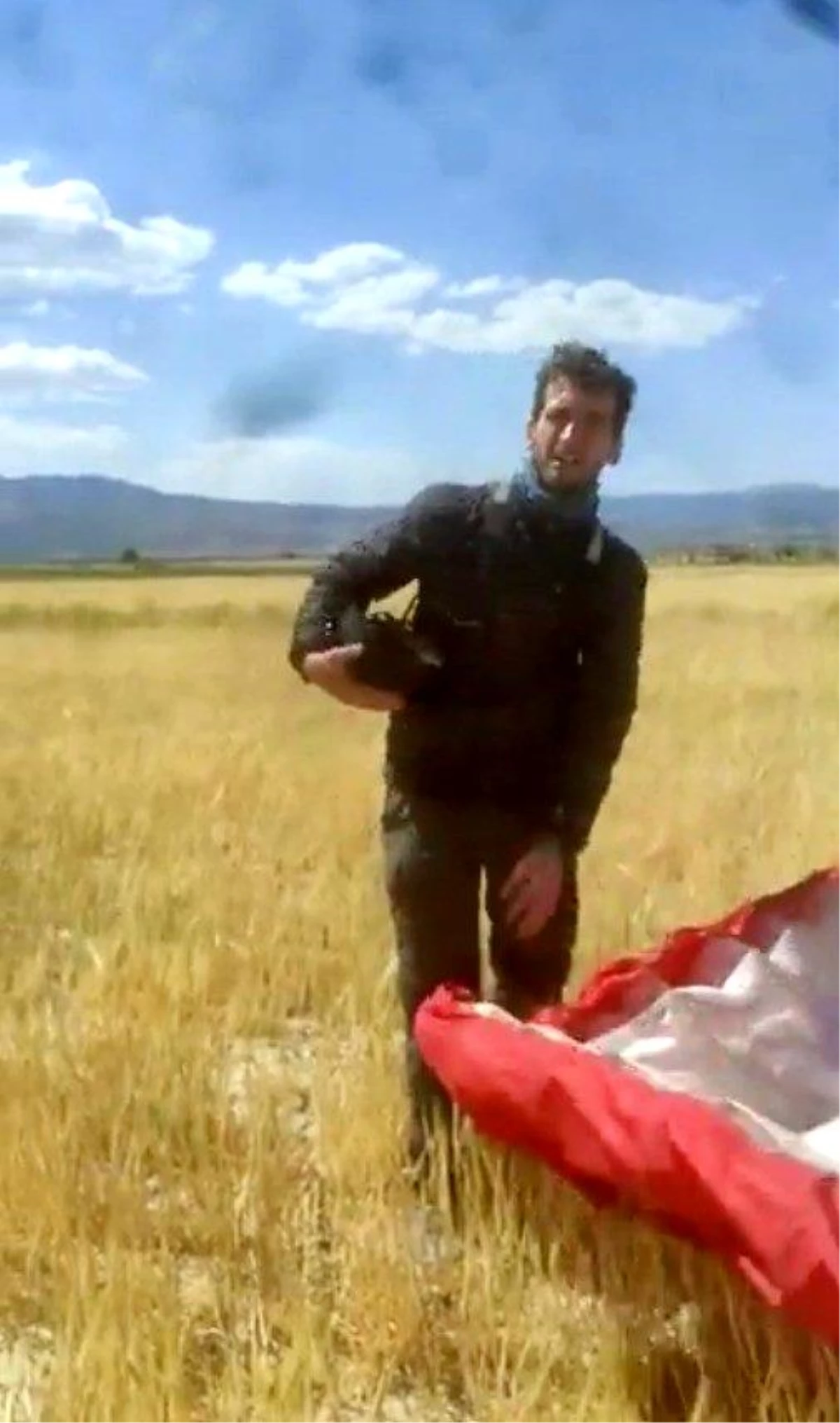 Çameli\'nden uçan Kanadalı paraşütçü Burdur\'da ekili tarlaya indi, çiftçinin sözleri gülmekten kırdı geçirdi