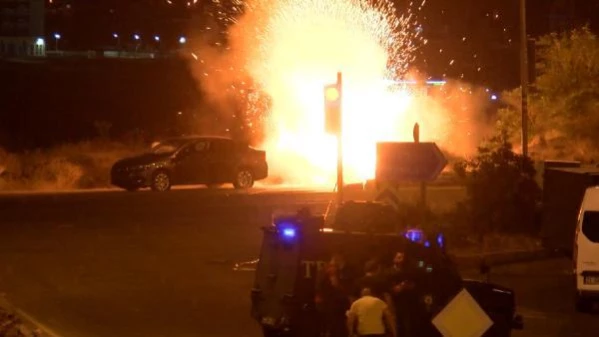 Son dakika: DİYARBAKIR'DA BOMBALI ARAÇLA SALDIRI GİRİŞİMİNİ UYGULAMADAKİ POLİSLER ENGELLEMİŞ