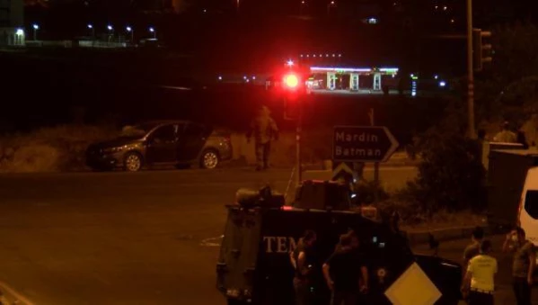 Son dakika: DİYARBAKIR'DA BOMBALI ARAÇLA SALDIRI GİRİŞİMİNİ UYGULAMADAKİ POLİSLER ENGELLEMİŞ