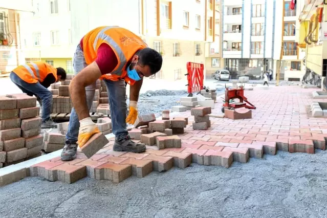 Esenyurt'un yolları yenilenmeye devam ediyor