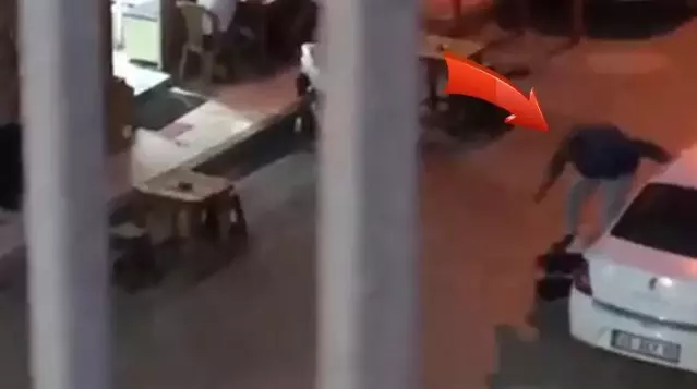 Eski eşini sokak ortasında tekme tokat dövdü, çevredekiler sadece izlemekle yetindi Eski eşini sokak ortasında tekme tokat dövdü, çevredekiler sadece izlemekle yetindi