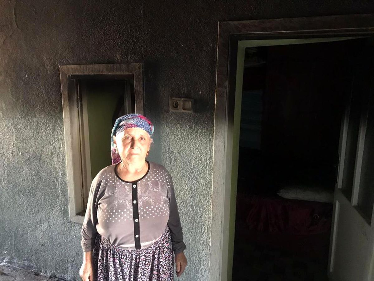 Evi yanan yaşlı kadın yardım bekliyor