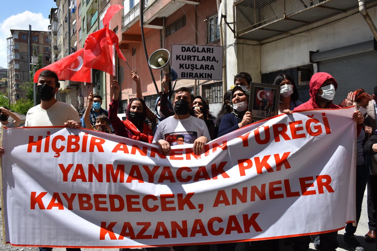 Hakkari\'de terör mağduru aileler HDP İl Başkanlığı önünde eylem yaptı