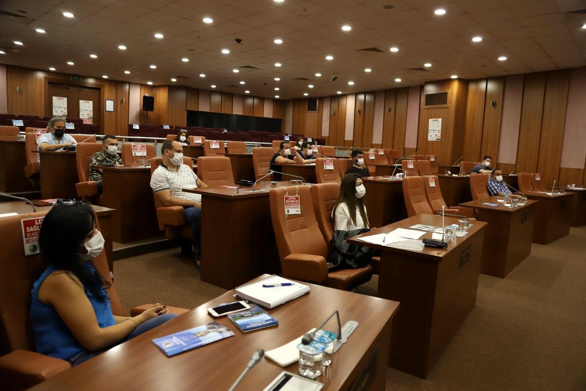 Kartal Belediyesi personellerinden oluşan afet gönüllüleri Kartal için iş başında