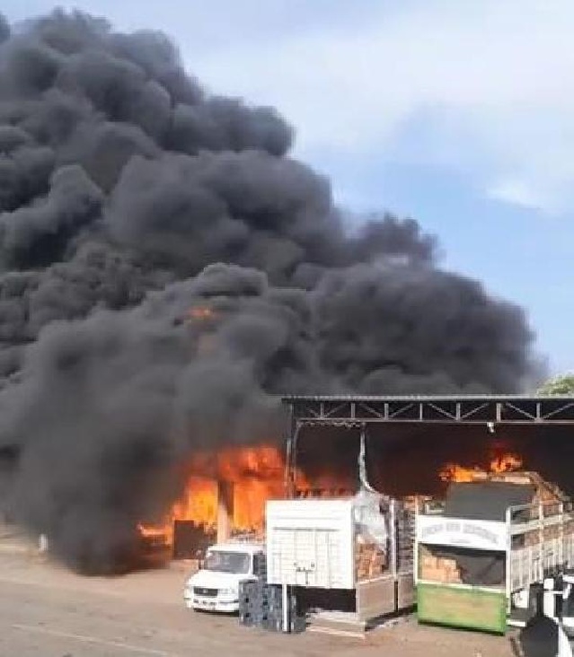 Kaynak makinası kıvılcımı, 3 iş yeri ile 2 kamyonu yaktı Kaynak makinası kıvılcımı, 3 iş yeri ile 2 kamyonu yaktı