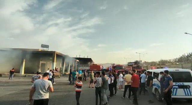 Kaynak makinası kıvılcımı, 3 iş yeri ile 2 kamyonu yaktı Kaynak makinası kıvılcımı, 3 iş yeri ile 2 kamyonu yaktı
