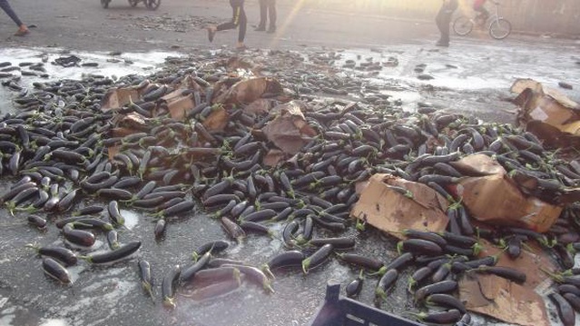 Kaynak makinası kıvılcımı, 3 iş yeri ile 2 kamyonu yaktı Kaynak makinası kıvılcımı, 3 iş yeri ile 2 kamyonu yaktı