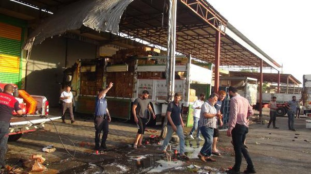 Kaynak makinası kıvılcımı, 3 iş yeri ile 2 kamyonu yaktı Kaynak makinası kıvılcımı, 3 iş yeri ile 2 kamyonu yaktı