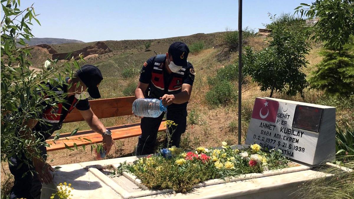 Son dakika haber | Kırıkkale\'de jandarma şehit mezarlarının bakımını yaptı