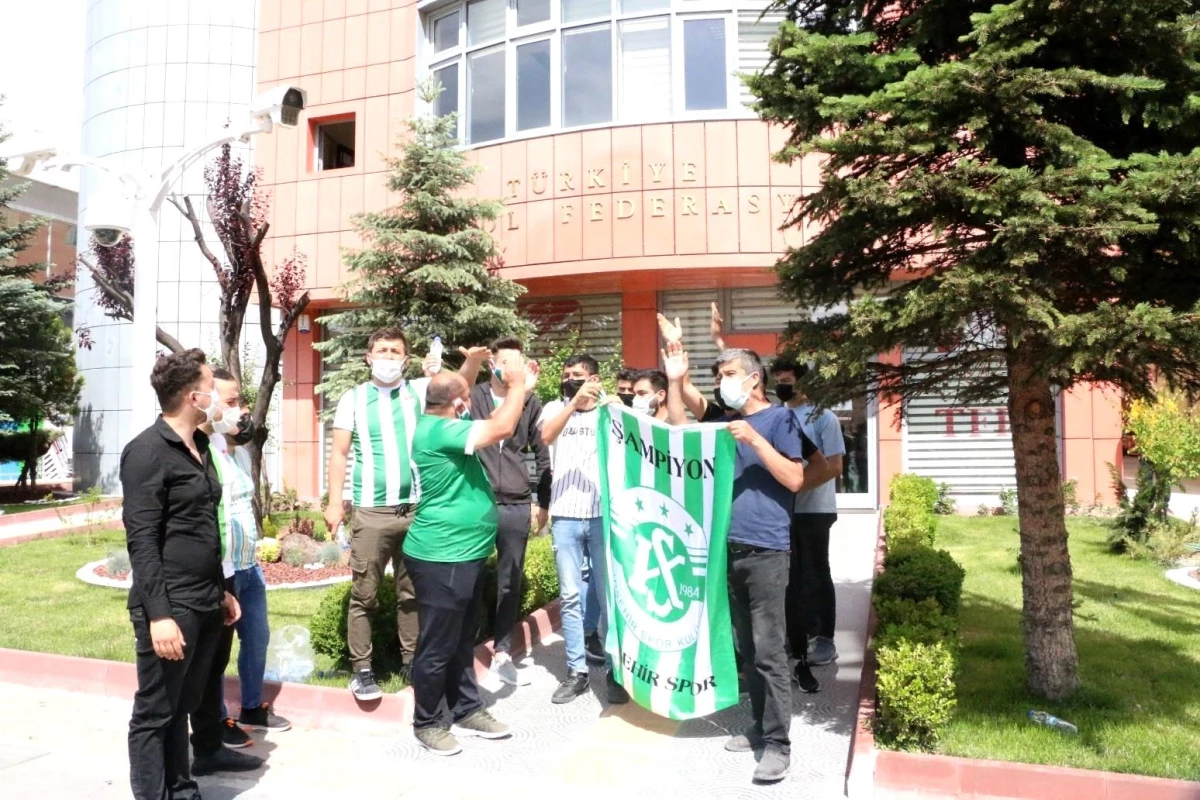Kırşehir Belediyespor taraftarları, TFF önünde eylem yaptı