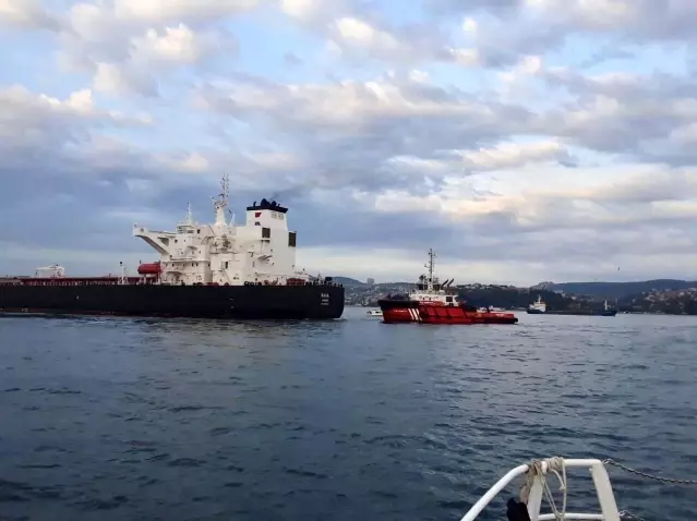 İstanbul Boğazı'nda makine arızası nedeniyle sürüklenen tankere müdahale edildi