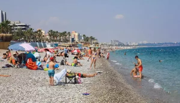 KONYAALTI PLAJI'NDA KISITLAMA ÖNCESİ YOĞUNLUK