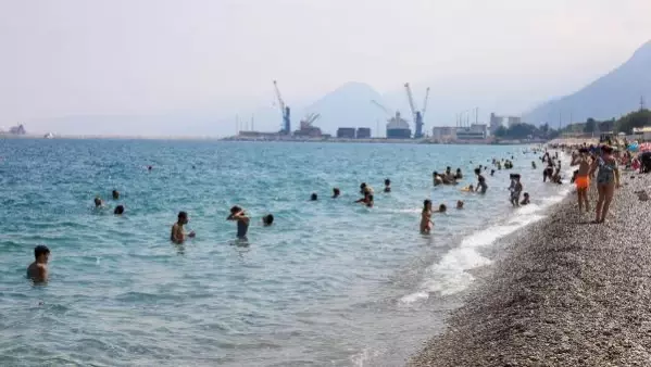 KONYAALTI PLAJI'NDA KISITLAMA ÖNCESİ YOĞUNLUK