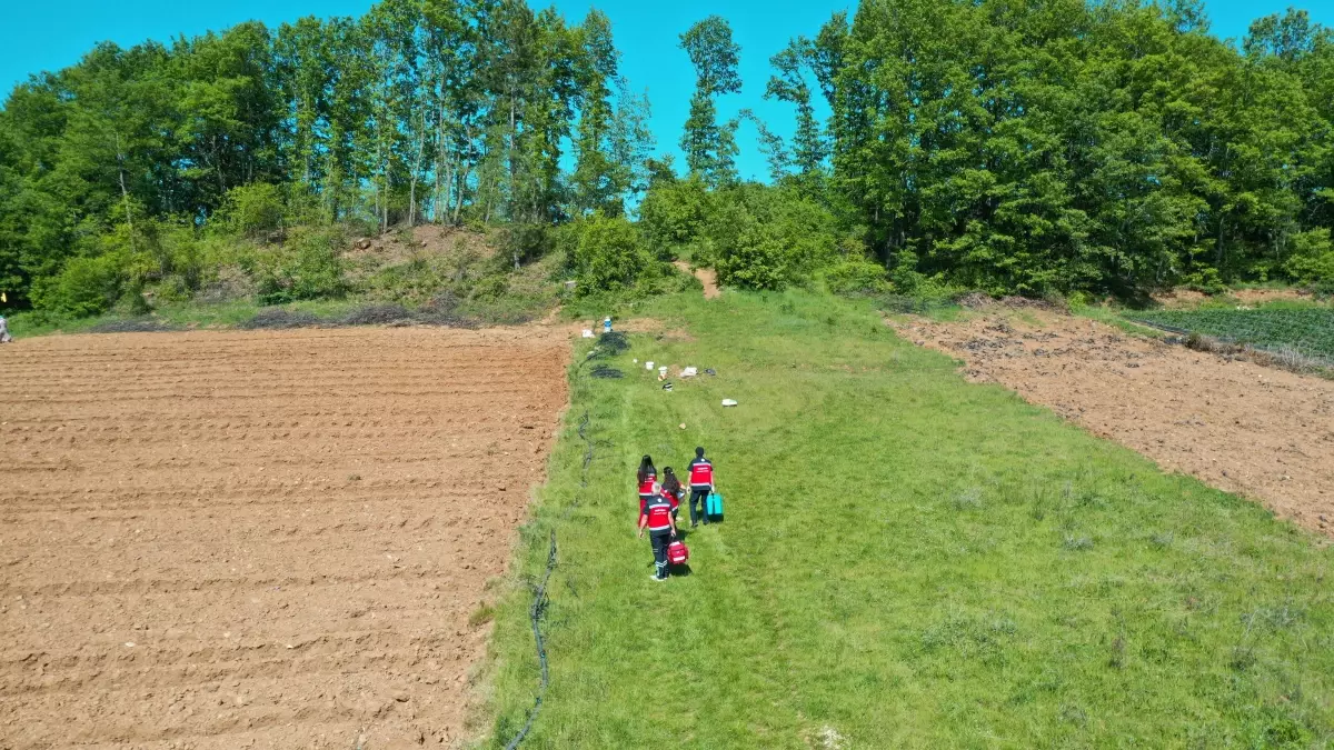 "Kovid-19 savaşçıları" aşı hizmetini bahçe ve tarlalardaki vatandaşların ayağına götürüyor