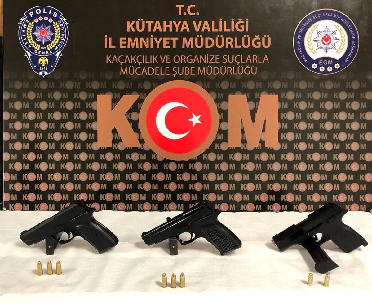 Kütahya\'da ruhsatsız tabanca, av tüfeği ve kurusıkı tabanca ele geçirildi
