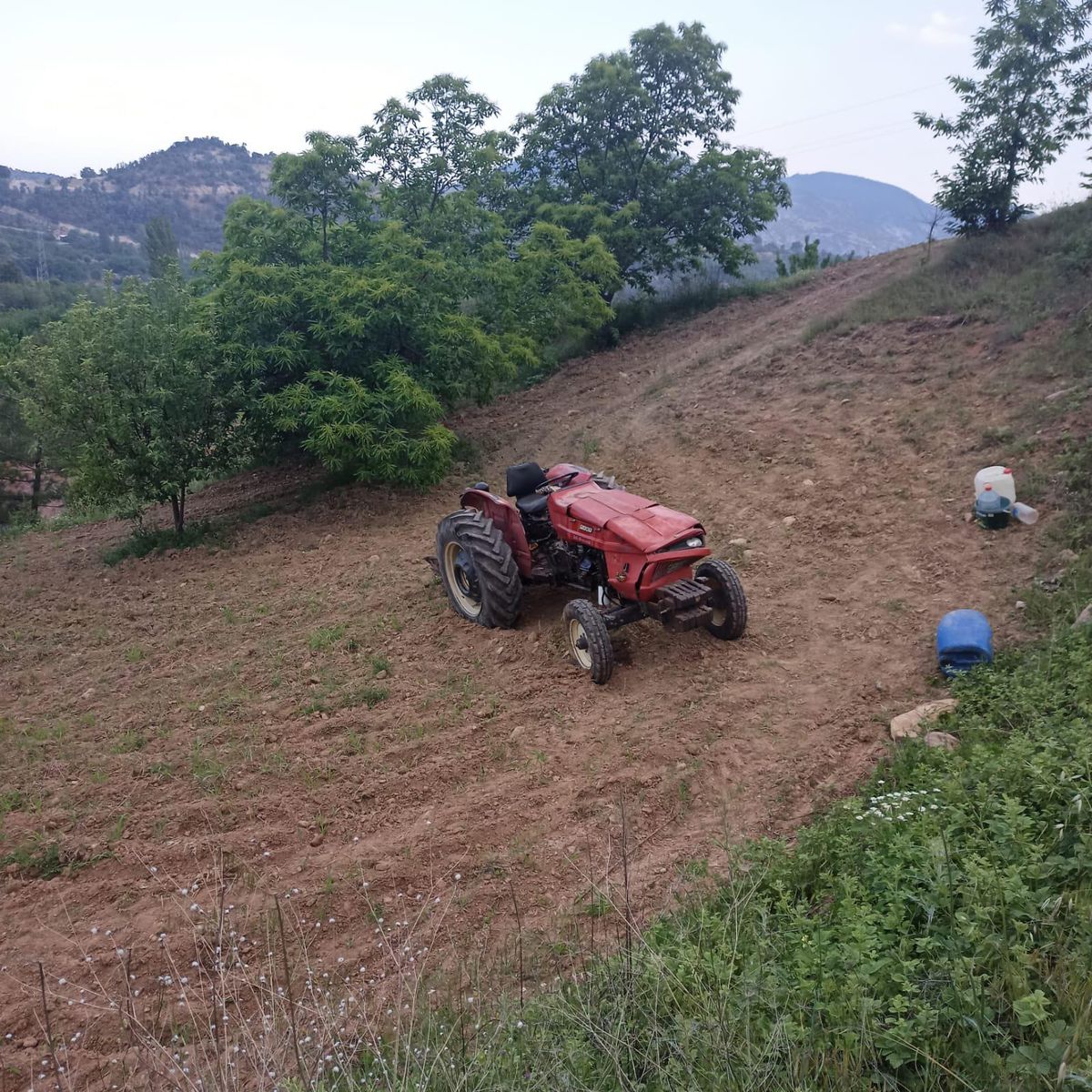Manisa\'da devrilen traktörün sürücüsü ağır yaralandı