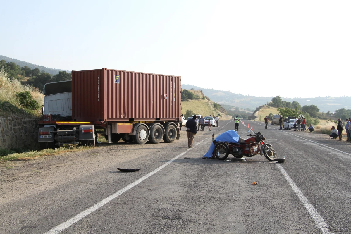 Tırla çarpışan motosiklet sürücüsü öldü