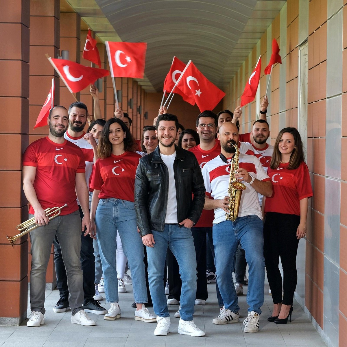 Mercedes-Benz çalışanlarından Milli Takım\'a destek marşı