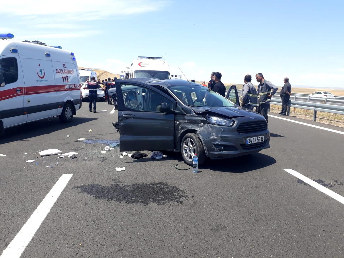 Niğde Otoyolu\'nda trafik kazası: 11 yaralı