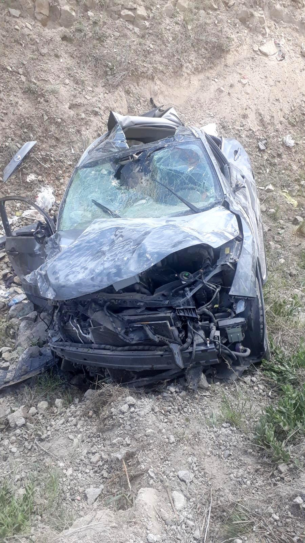 Son dakika haberleri... Otomobil şarampole yuvarlandı: 1 ölü, 3 yaralı