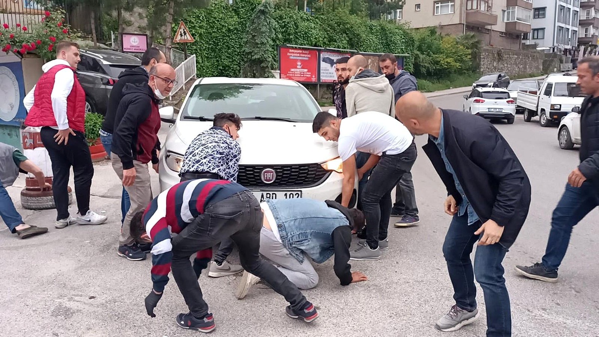 Otomobilin altında sıkışan köpeği vatandaşlar kurtardı