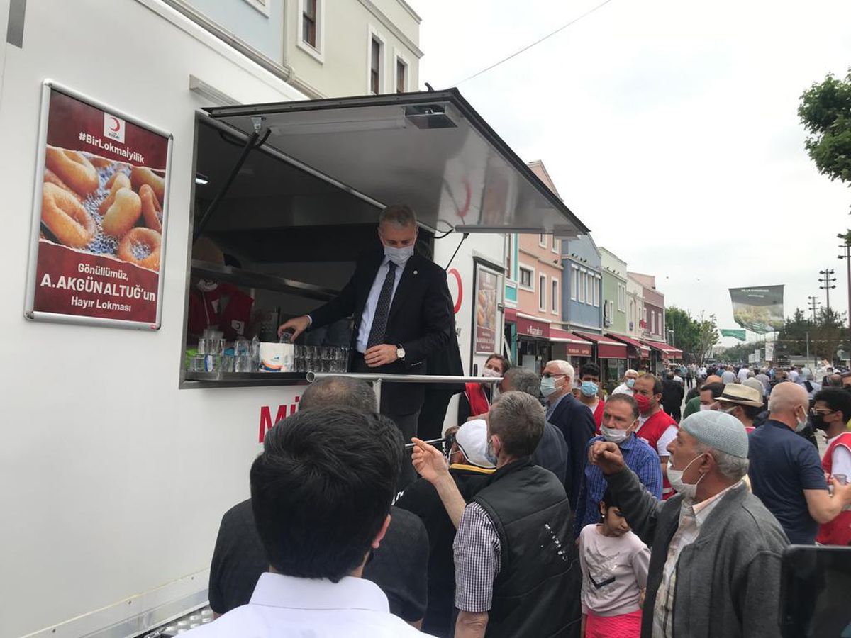 SATSO Başkanı Altuğ "hayır lokması" dağıttı