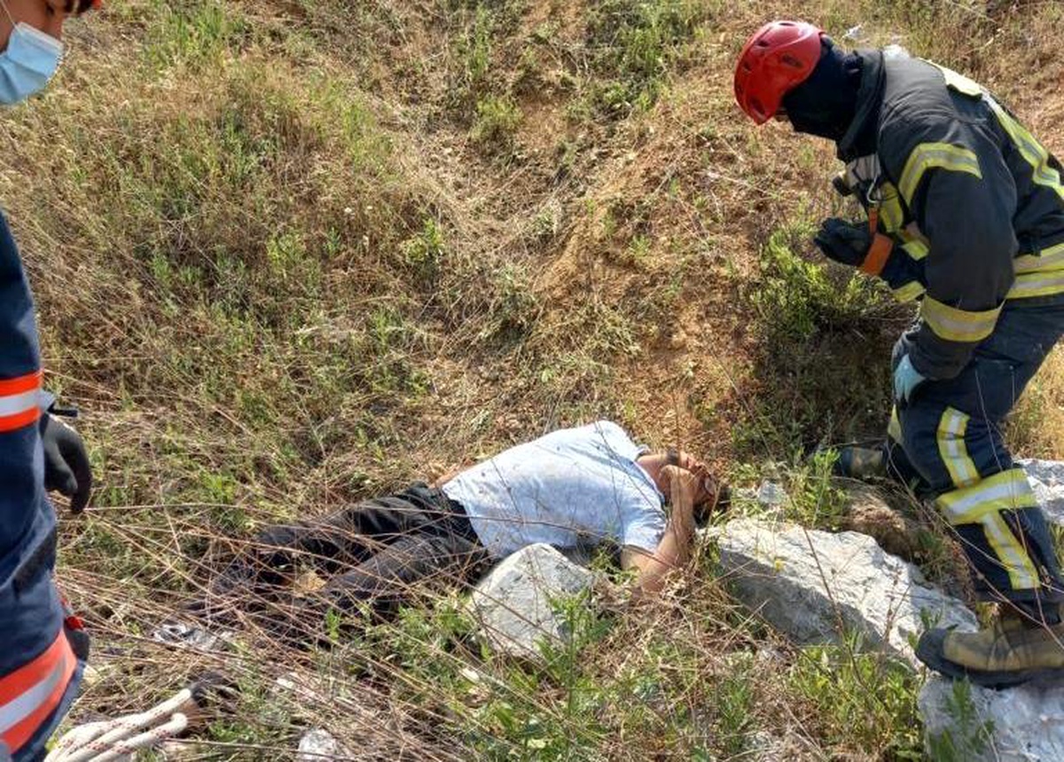 Son dakika haber... Sepetli motosikletiyle uçuruma yuvarlanan genci itfaiye kurtardı