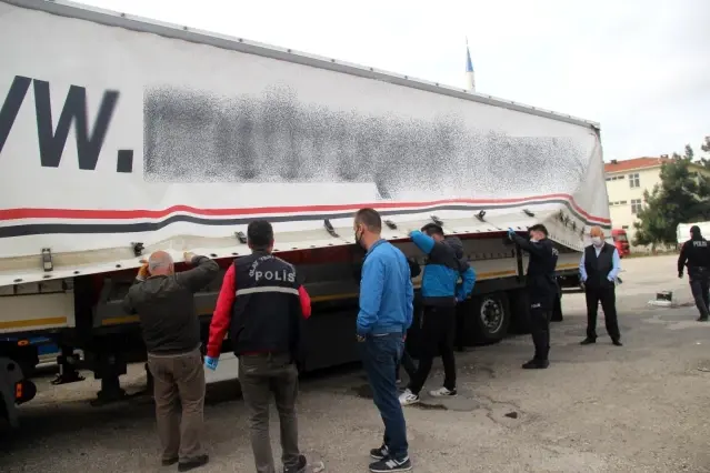 Tekirdağ'da tırın dorsesinde saklanan 5 göçmen yakalandı