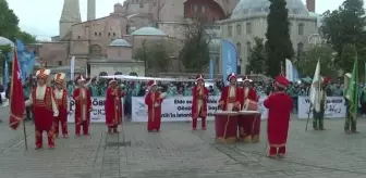 TÜGVA, sabah namazının ardından Ayasofya-i Kebir Camii önünde İstanbul'un fethi programı düzenledi