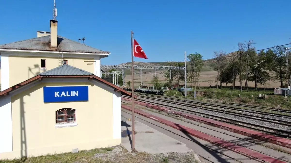 Tüm işi tek başına yapıyordu, ünlü şairin dikkatinden kaçmayınca şiir oldu