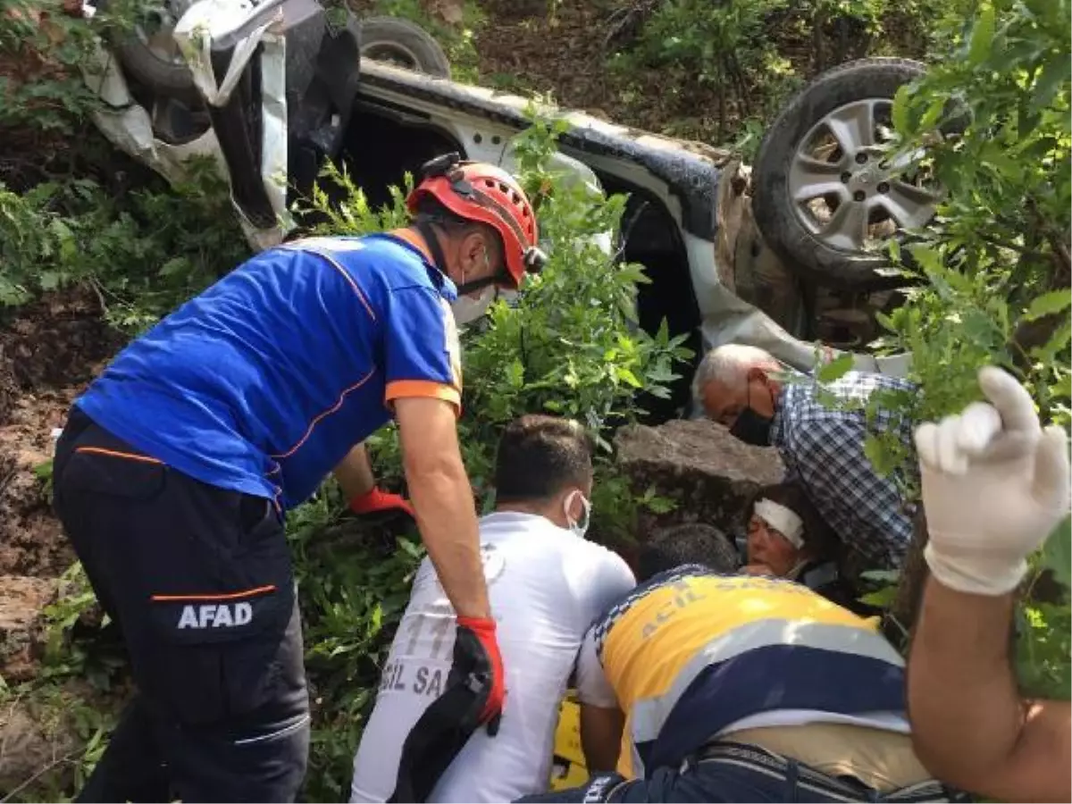 Tunceli\'de çarpışan iki otomobilden biri uçuruma yuvarlandı: 10 yaralı