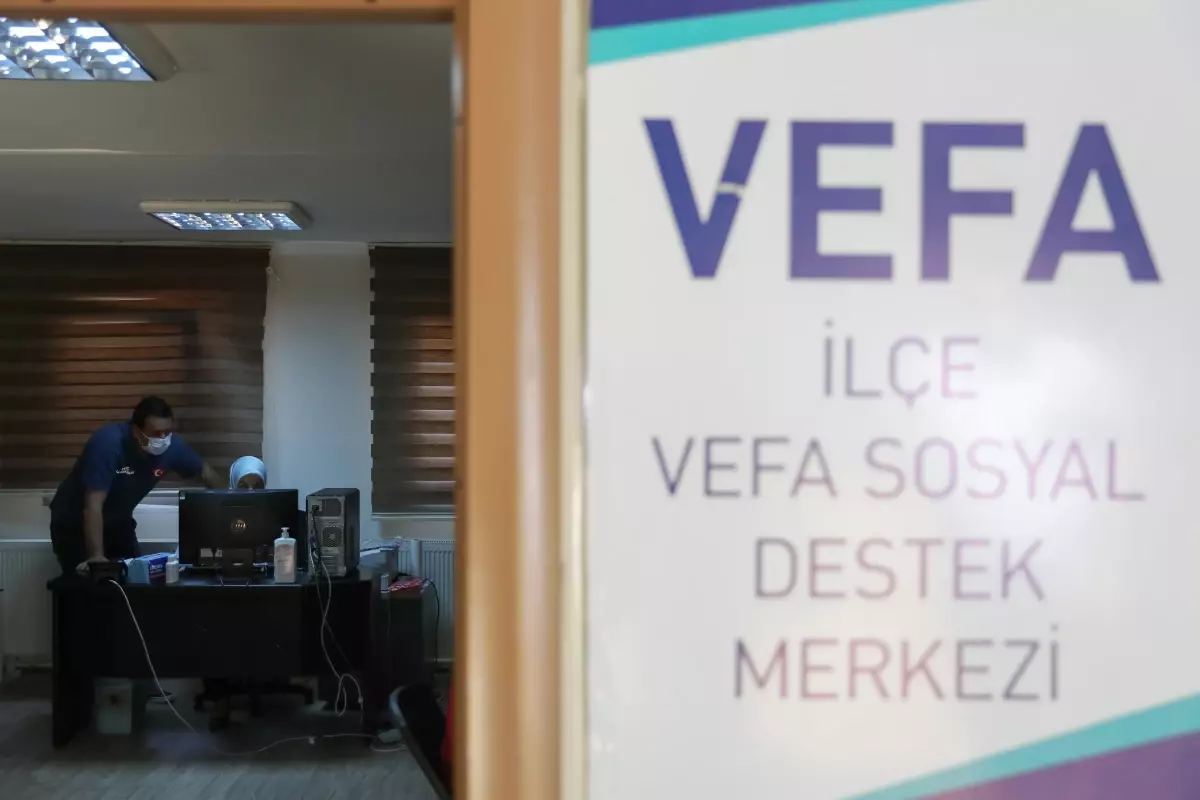 Vefa Sosyal Destek Grubunda görevli müzik öğretmeni sazıyla vatandaşlara moral veriyor