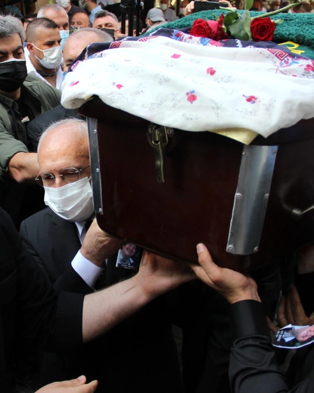 CHP İzmir Milletvekili Atila Sertel'in vefat eden eşi toprağa verildi
