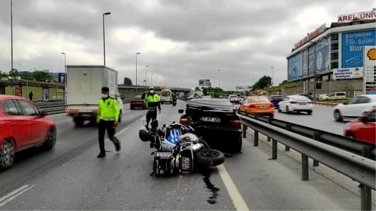 Zeytinburnu\'nda motosikletin otomobile çarpması sonucu 2 sürücü yaralandı