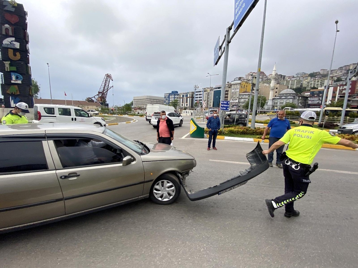 Zincirleme trafik kazasında üç araç birbirine girdi