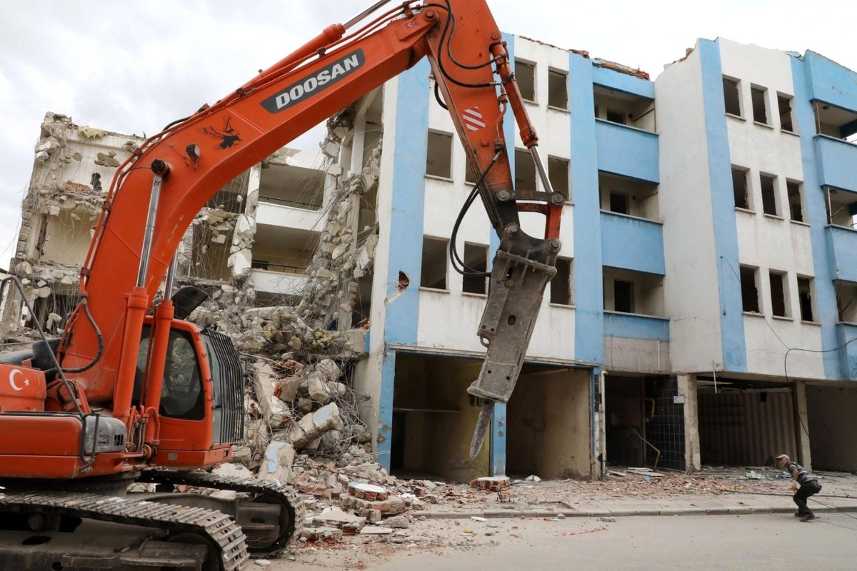 50 yıllık geçmişe sahip binanın yıkımına başlandı