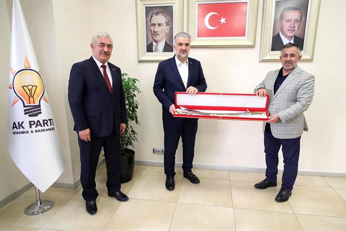 AK Parti İstanbul İl Başkanı Kabaktepe\'ye kılıç hediye etti