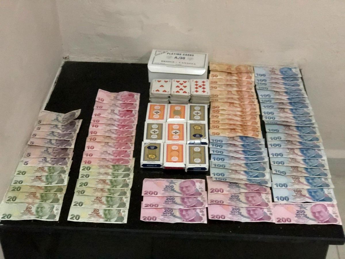 Antalya\'da evde kumar oynayan 12 kişiye 110 bin 568 lira ceza