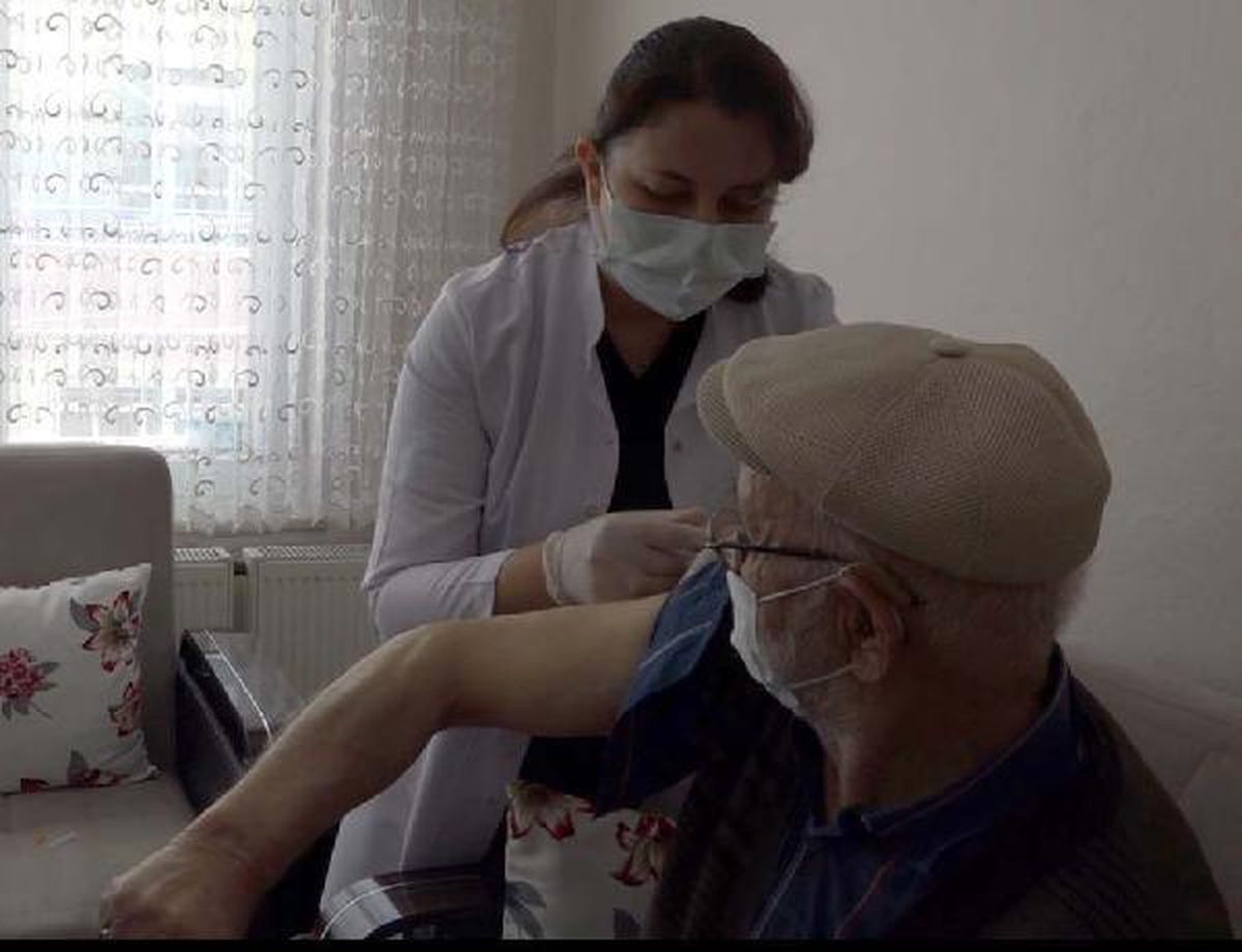 Aşısını olup, Cumhurbaşkanı Erdoğan için yazdığı şiiri okudu