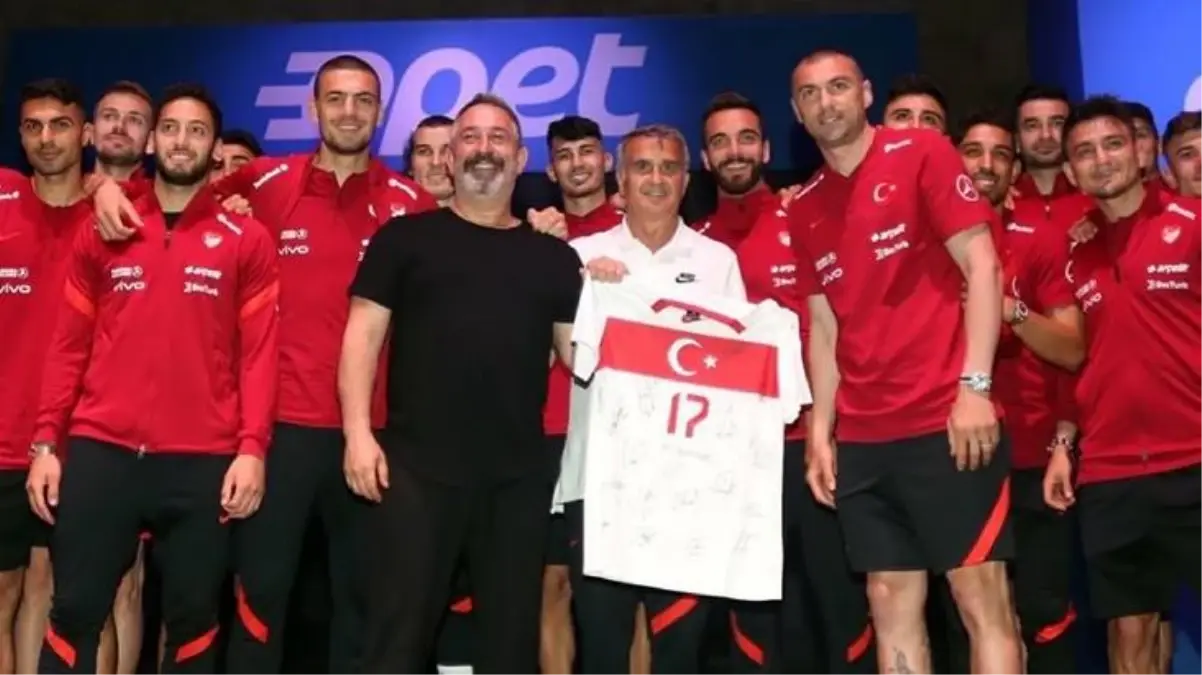 Cem Yılmaz\'dan, Avrupa Şampiyonası\'nda mücadele edecek Ay-Yıldızlılar\'a özel gösteri