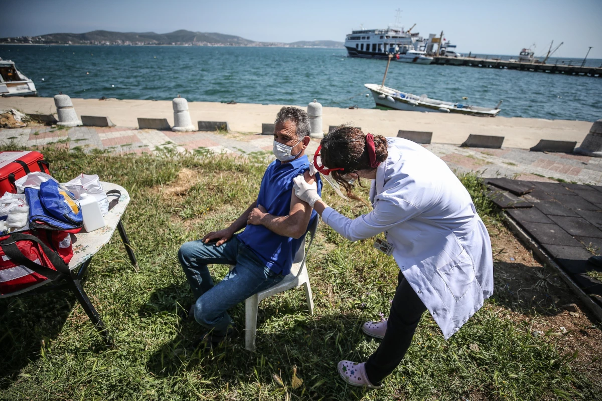 Balıkesir\'de aşı seferberliği adalarda yaşayan vatandaşlar için denizde de sürüyor